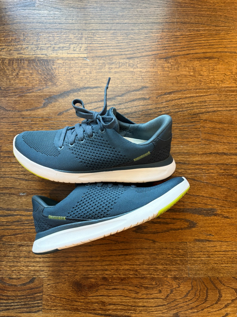 Kizik women's size 7 navy blue with lime green accent